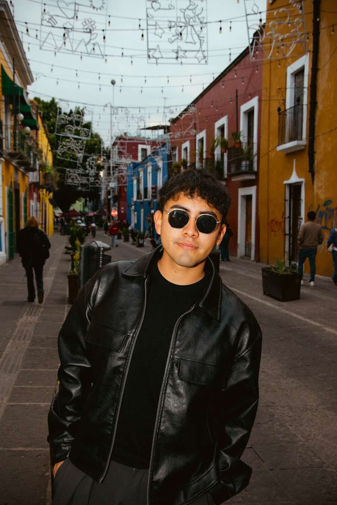 Retrato de un hombre mexicano joven, líder de desarrollo