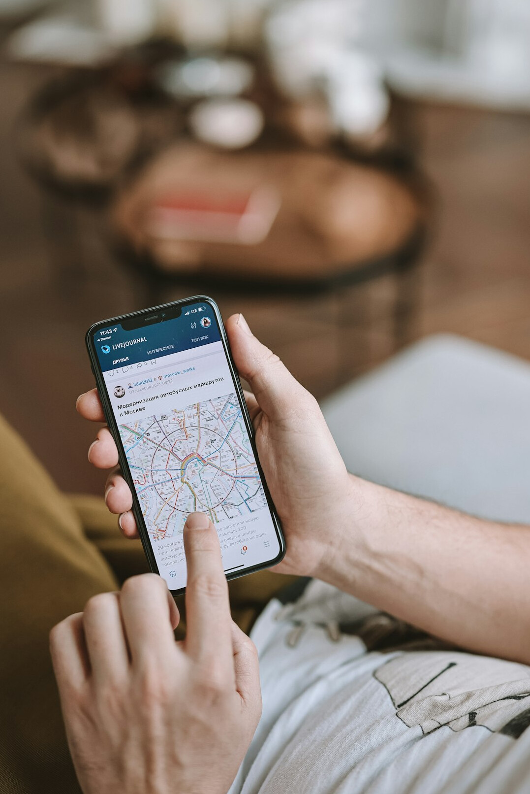 Persona usando una aplicación móvil de logística en su celular