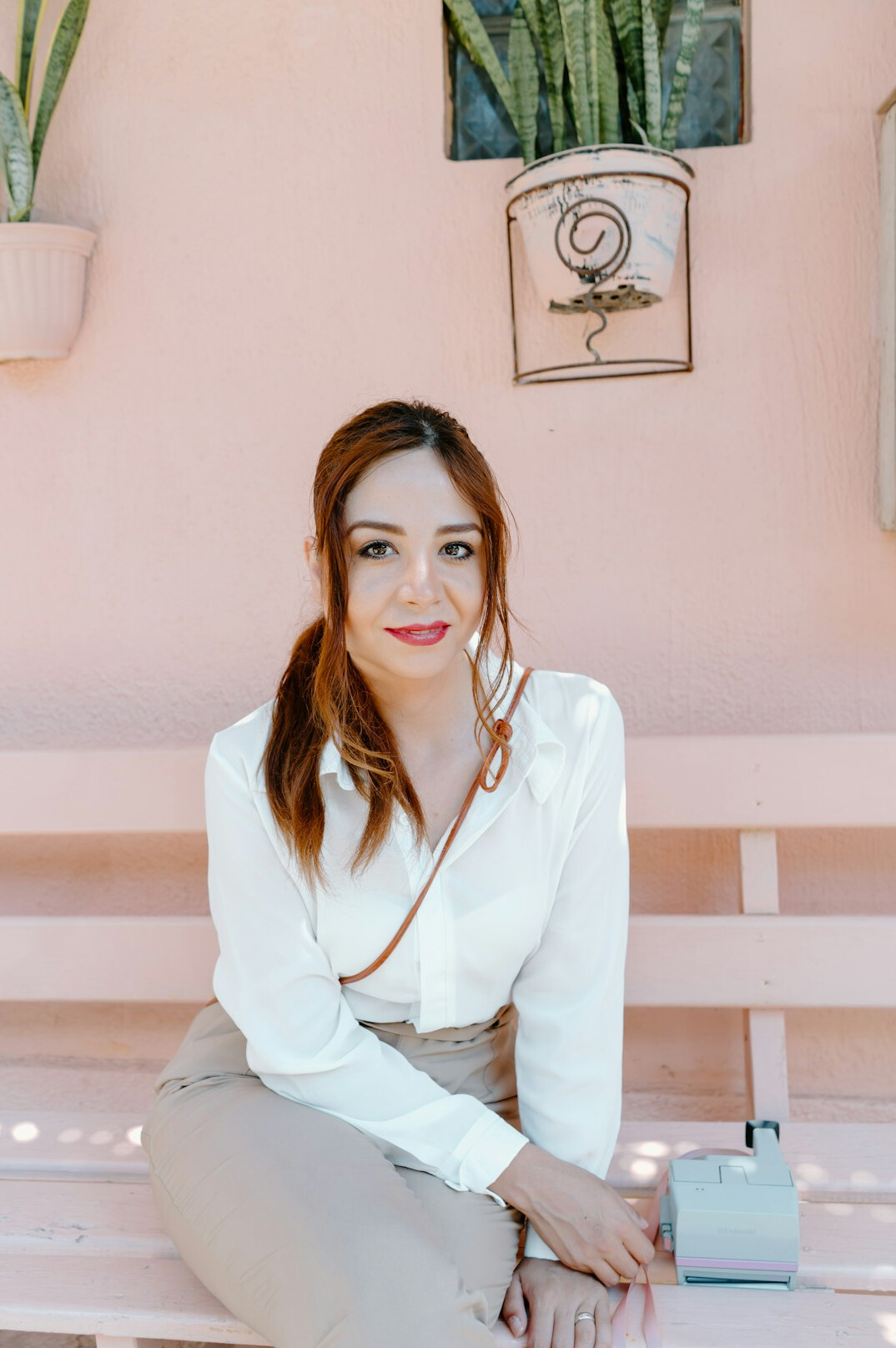 Retrato de una mujer mexicana de negocios sonriendo, directora general