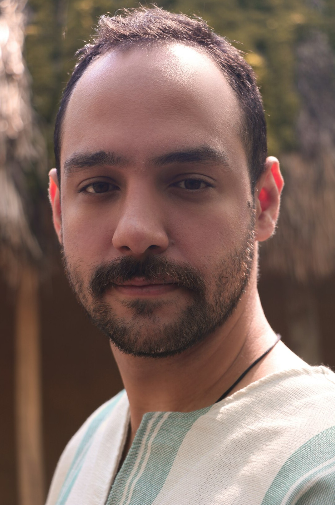 Retrato de un hombre mexicano con barba, director de tecnología